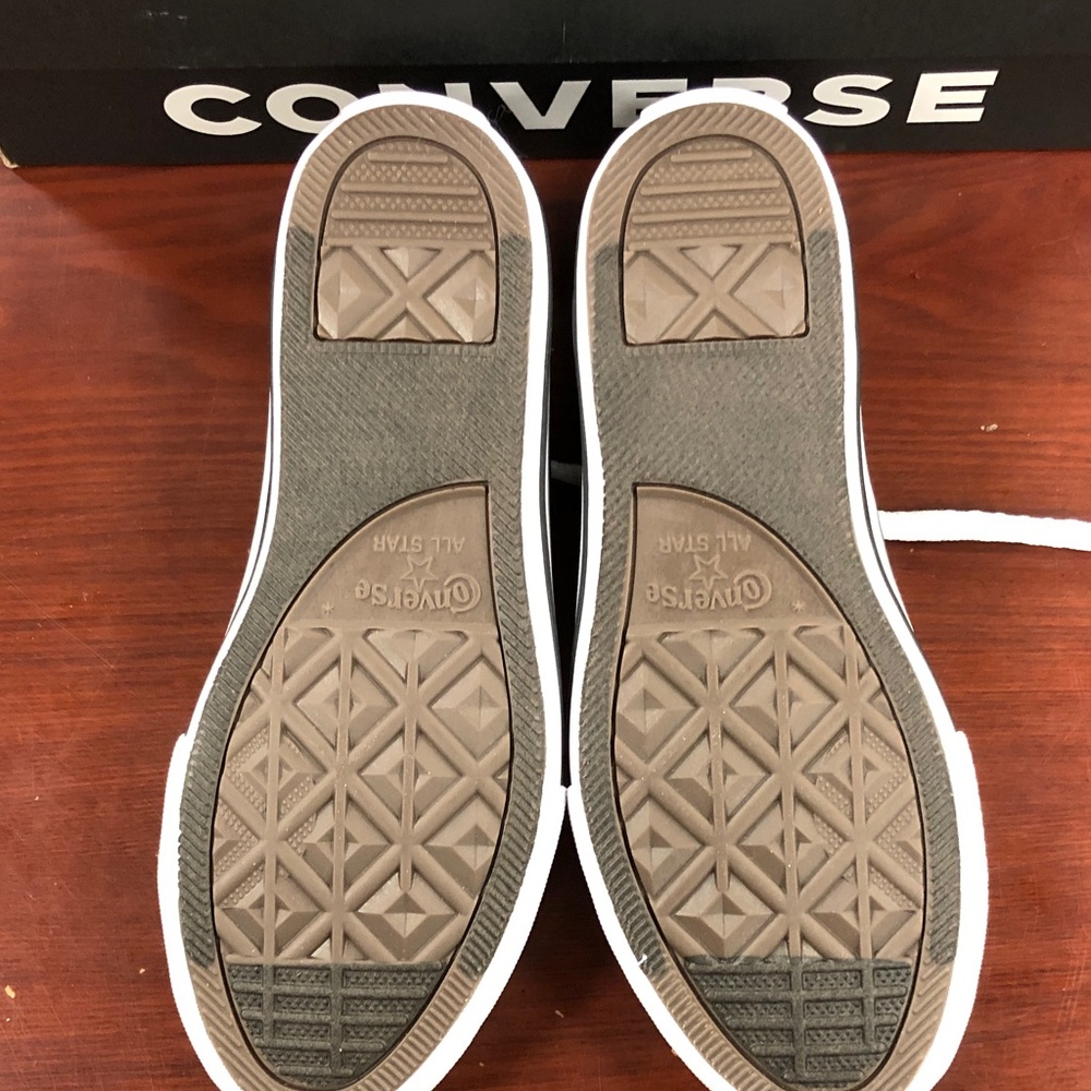 Converse Kids Sz 2.5 Black and White Low Top Sneakers - Picture 7 of 8